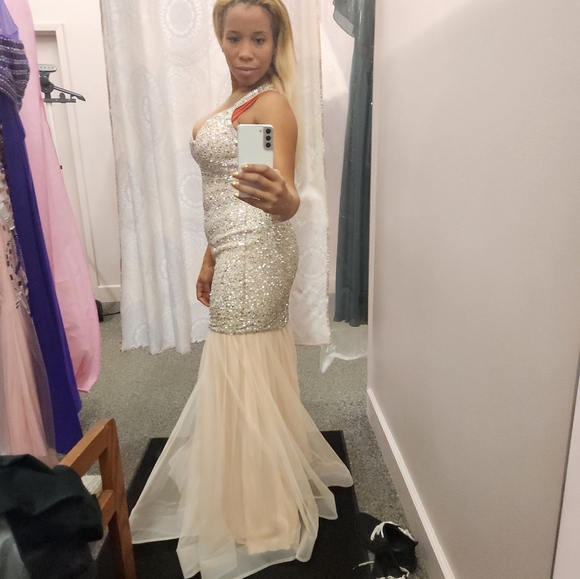 Dress - Picture 3 of 3